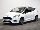 une Ford Fiesta blanche garée dans une pièce au sol à carreaux