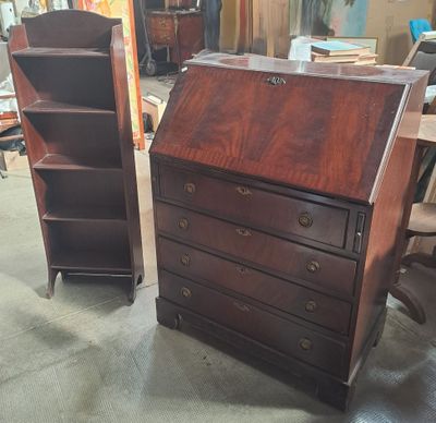 un bureau et une chaise dans une pièce où se trouvent de nombreux meubles
