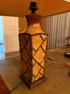 une lampe posée sur une table dans une pièce