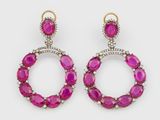 une paire de boucles d'oreilles en rubis et diamants