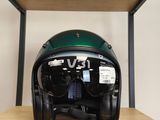 un casque posé sur une étagère