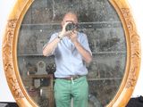 un homme se prenant en photo dans un miroir