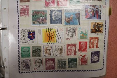 6 gros classeurs avec des milliers de timbres tous pays avec…