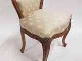 l'image d'une chaise posée sur une surface blanche