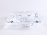un cendrier en verre transparent avec une poignée rouge sur fond blanc