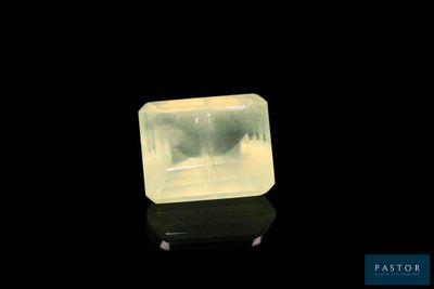 une image représentant un diamant jaune sur un fond noir