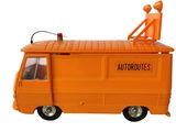 un petit camion orange équipé d'une grue sur le toit