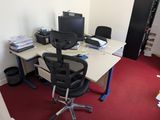 un bureau avec une chaise et un ordinateur dessus