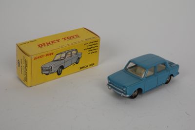 une petite voiture bleue à côté d'une boîte jaune sur une surface blanche