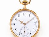 gros plan d'une montre de poche en or sur fond blanc