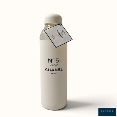 un flacon de parfum Chanel muni d'une étiquette