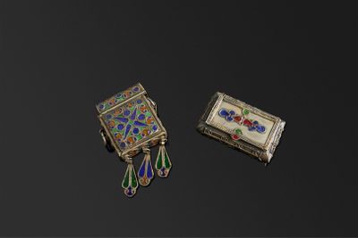 MOYEN ORIENT Un ensemble en métal argenté émaillé comprenant…