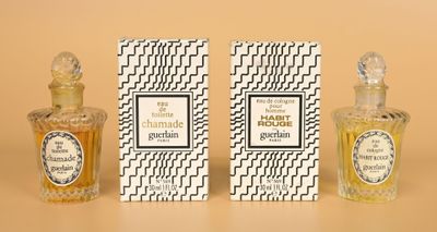 deux flacons de parfum posés l'un à côté de l'autre sur une table