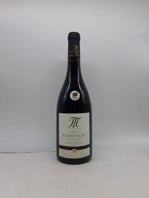 une bouteille de vin rouge posée sur une table blanche