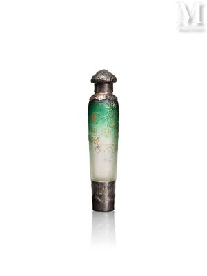 un vase vert et blanc posé sur une surface blanche