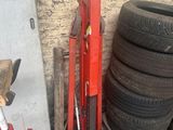 un tas de pneus posé à côté d'un autre tas de pneus