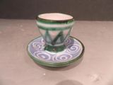 une tasse et une soucoupe posées sur une table
