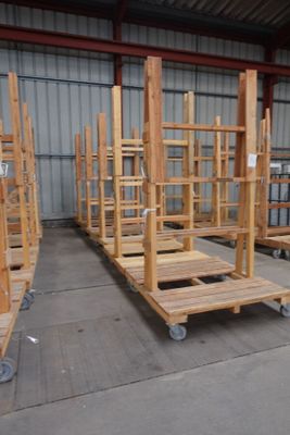 de nombreuses palettes en bois entreposées dans un entrepôt