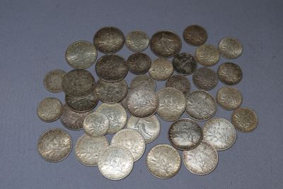 une pile de pièces d'argent sur une table