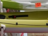 un bateau jaune et vert suspendu au plafond