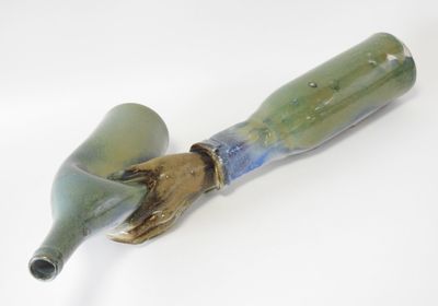 une bouteille en verre vert avec une poignée bleue sur un fond blanc