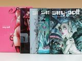 trois livres posés l'un à côté de l'autre sur une table