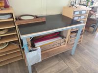 Deux tables de travail au piétement métal (vides) (photo 2)