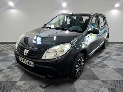 la photo d'une petite voiture noire garée sur un sol en damier