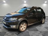 la photo d'une voiture noire garée dans une salle d'exposition