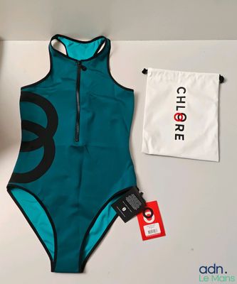 un gros plan sur un maillot de bain et un sac posés sur une table