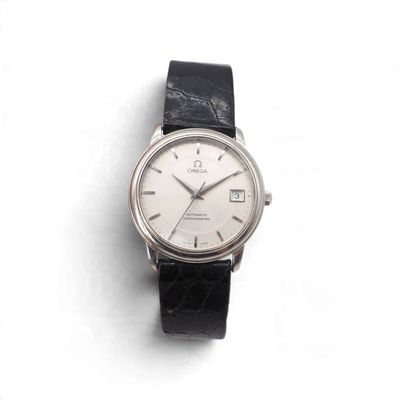 une image d'un gros plan d'une montre-bracelet sur une surface blanche