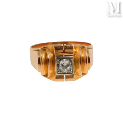 gros plan d'une bague en or avec un diamant au centre
