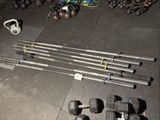 il y a beaucoup d'appareils de fitness de toutes sortes dans la salle