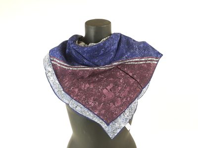 Christian Dior. Carre de soie dans un emballage Christian Di…