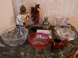 une table sur laquelle se trouvent de nombreux objets en verre