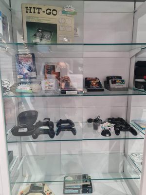 une vitrine en verre remplie de manettes de jeux vidéo