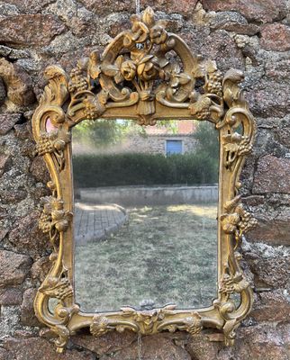 un miroir accroché à un mur de pierre, devant un mur de pierre