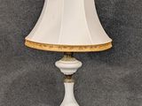 une image représentant une lampe blanche ornée d'une bordure dorée et d'un abat-jour blanc
