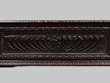 une vieille jardinière en bois ornée de sculptures sur les côtés