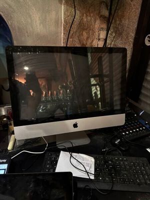un écran d'ordinateur posé sur un bureau avec un clavier et une souris