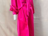 un mannequin portant une robe rose vif nouée à la taille