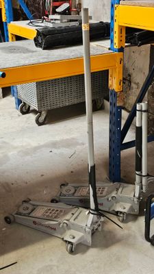 une photo d'un garage avec des outils et du matériel éparpillés sur le sol