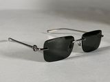 gros plan d'une paire de lunettes de soleil sur une surface blanche