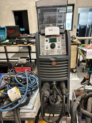 une machine posée sur une table dans une pièce