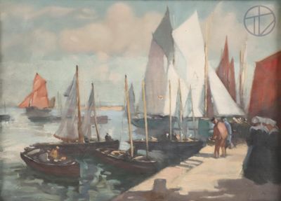 de nombreux bateaux qui naviguent près du rivage