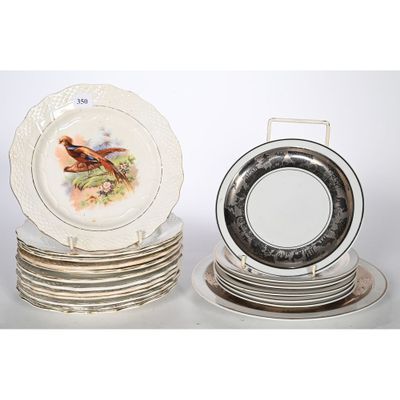 de nombreuses assiettes ornées d'oiseaux, posées sur une table