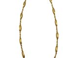 un collier en or sur fond blanc
