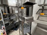 une grande cuisine avec de nombreux appareils en acier inoxydable