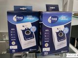 deux boîtes de sachets sous vide posées sur une étagère en verre dans un magasin