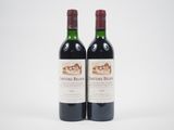deux bouteilles de vin rouge posées l'une à côté de l'autre sur une surface blanche